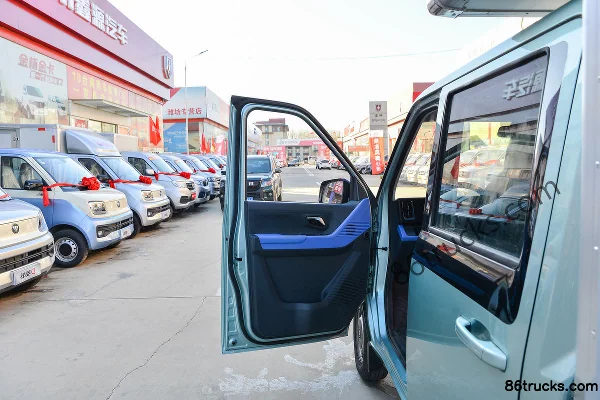 Foton Xiangling Q monobloc version luxe 1.3L 91 ch 4X2(6 roues) essence 2,02 m petit camion double cabine fourgon (pneus simples à l'arrière