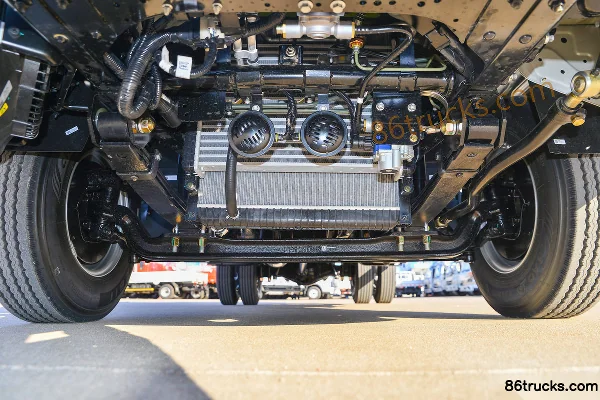 Foton Ollin Jiyun 95hp 4X2(6 wheels) 3.2m double-row flatbed light truck Chassis (1) | 86Trucks