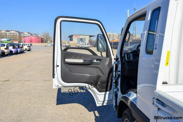 Foton Aoling M Card 2.0L 144hp 4X2(6 wheels) Gasoline 3.94m Double Row Flatbed Light Truck Cab (1) | 86Trucks