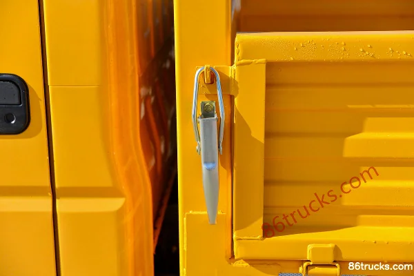 JMC Shunda Small Truck Zhifu Edition Standard 122 hp 4X2(6 wheels) 2.69m Double Row Stake Light Truck (China VI) Body (3) | 86Trucks