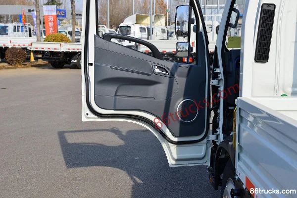 JAC Junling V3 Jinyuanbao 140hp 4X2(6 wheels) 3.7m single-row flatbed light truck Cab (2) | 86Trucks