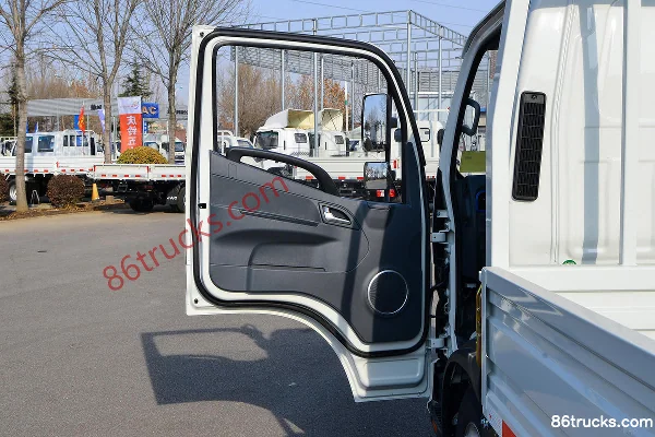 JAC Junling V3 Jinyuanbao 140hp 4X2(6 wheels) 3.7m single-row flatbed light truck Cab (1) | 86Trucks