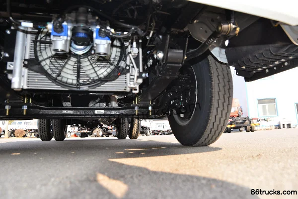 JAC Junling V3 Jinyuanbao 140hp 4X2(6 wheels) 3.7m single-row flatbed light truck Chassis (3) | 86Trucks