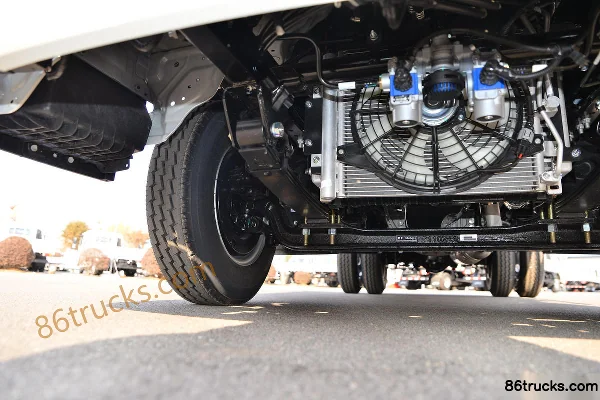 JAC Junling V3 Jinyuanbao 140hp 4X2(6 wheels) 3.7m single-row flatbed light truck Chassis (2) | 86Trucks
