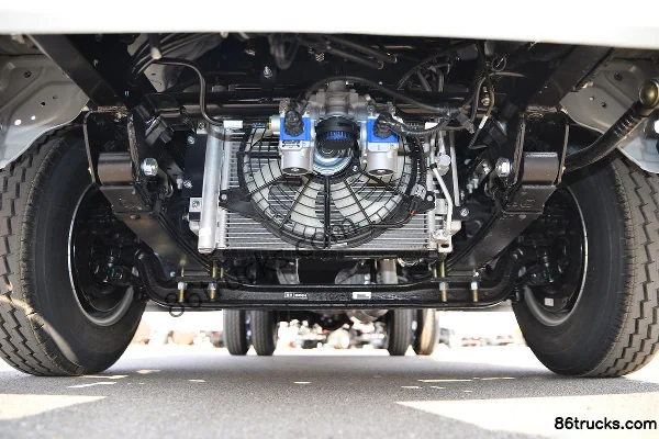 JAC Junling V3 Jinyuanbao 140hp 4X2(6 wheels) 3.7m single-row flatbed light truck Chassis (1) | 86Trucks