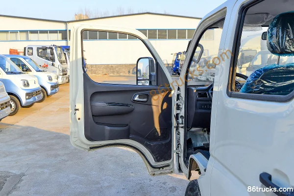 Foton Xiangling M2 Luxury 2.0L 144hp 4X2(6 wheels) Gasoline 2.7m Double-row Flatbed Micro Truck (China VI) Cab (1) | 86Trucks