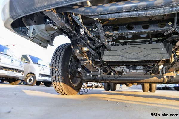 Foton Xiangling M2 Luxury 2.0L 144hp 4X2(6 wheels) Gasoline 2.7m Double-row Flatbed Micro Truck (China VI) Chassis (2) | 86Trucks