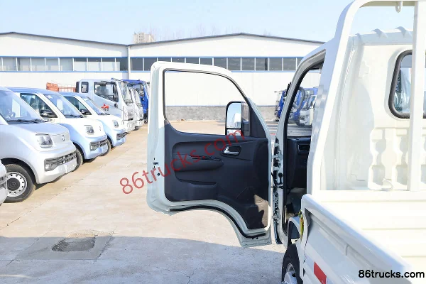 Foton Xiangling M2 Luxury 1.6L 122 hp 4X2(6 wheels) Gasoline 3.7m single-row flatbed truck Cab (1) | 86Trucks