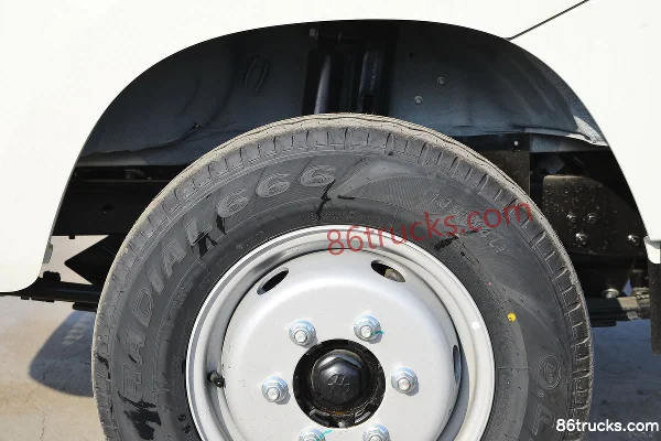 Foton Xiangling M2 Luxury 1.6L 122 hp 4X2(6 wheels) Gasoline 3.7m single-row flatbed truck Chassis (2) | 86Trucks