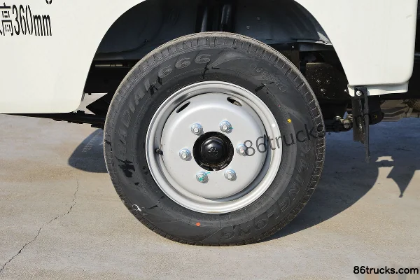 Foton Xiangling M2 Luxury 1.6L 122 hp 4X2(6 wheels) Gasoline 3.7m single-row flatbed truck Chassis (1) | 86Trucks