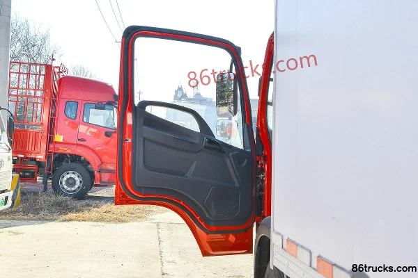 FAW Jiefang Hu VH King Comes 190hp 4X2(6 wheels) 5.2m refrigerated truck Cab (1) | 86Trucks