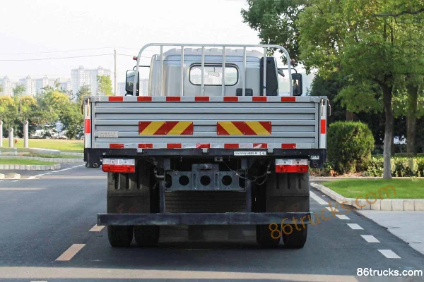 Dongfeng Captain Nebula K8 Base Edition 195hp 4X2(6 wheels) 6.8m crew cab flatbed cargo truck Exterior (2) | 86Trucks