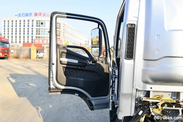 Foton Aoling Xinjieyun Youth Sprint Edition Pro 151 hp 4X2(6 wheels) 4.17m Single Row Stake Light Truck Cab (1) | 86Trucks