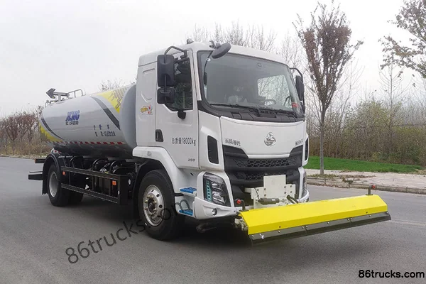 Dongfeng Liuqi New Chenglong M3 200 hp 4X2(6 wheels) Cleaning Truck (XCMG brand) Exterior