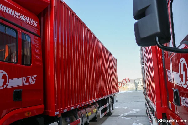 SHACMAN Commercial Vehicle Deyu Q300 300hp 4X2(6 wheels) 6.9m van cargo truck Body (2) | 86Trucks