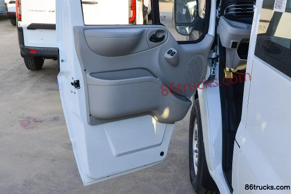 JMC Fushun modèle 2023 version commerciale 146 ch 2,0T diesel 9 places automatique empattement moyen toit moyen-haut fourgon léger Cabine (2