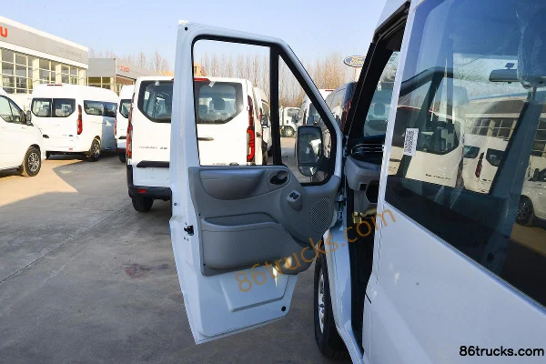 JMC Fushun modèle 2023 version commerciale 146 ch 2,0T diesel 9 places automatique empattement moyen toit moyen-haut fourgon léger Cabine (1