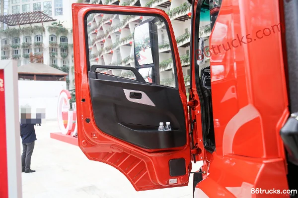 Sinotruk HOWO V5-X 290hp 4X2(6 wheels) 9.8m LNG van cargo truck Cab (1) | 86Trucks