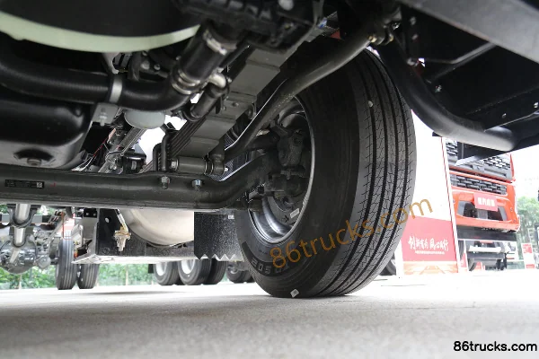 Sinotruk HOWO V5-X 290hp 4X2(6 wheels) 9.8m LNG van cargo truck Chassis (3) | 86Trucks