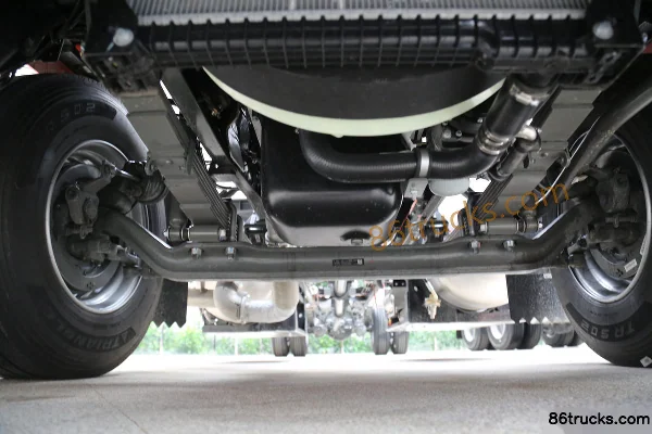 Sinotruk HOWO V5-X 290hp 4X2(6 wheels) 9.8m LNG van cargo truck Chassis (1) | 86Trucks