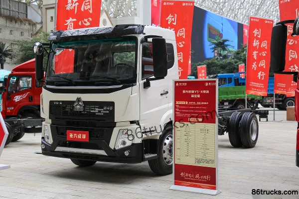 Sinotruk HOWO V5 270 hp 4X2(6 wheels) 9.8m Van Cargo Truck Exterior (3) | 86Trucks