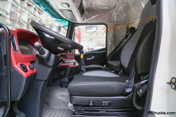 Sinotruk HOWO V5 270 hp 4X2(6 wheels) 9.8m Van Cargo Truck Cab (3) | 86Trucks