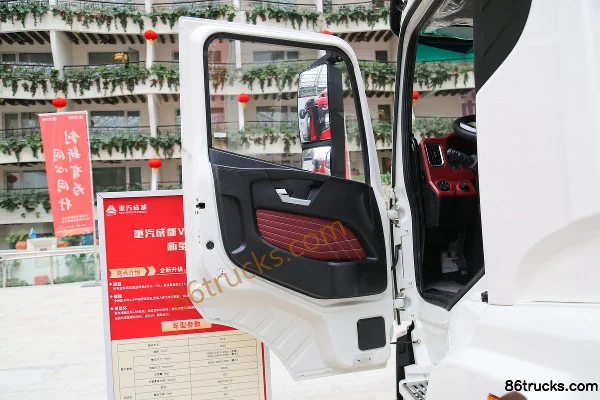 Sinotruk HOWO V5 270 hp 4X2(6 wheels) 9.8m Van Cargo Truck Cab (1) | 86Trucks