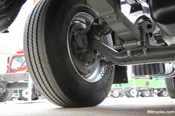 Sinotruk HOWO V5 270 hp 4X2(6 wheels) 9.8m Van Cargo Truck Chassis (2) | 86Trucks