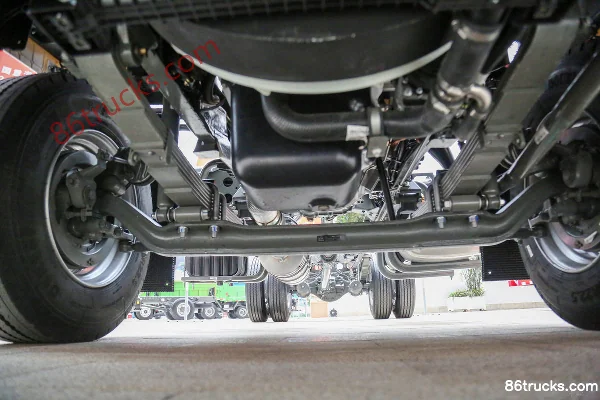 Sinotruk HOWO V5 270 hp 4X2(6 wheels) 9.8m Van Cargo Truck Chassis (1) | 86Trucks