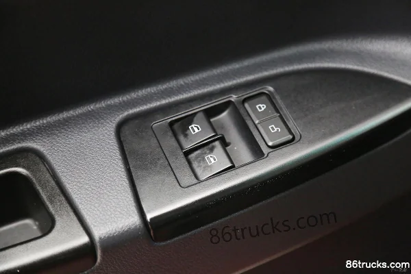 Sinotruk V3-X 170hp 4X2(6 wheels) 4.15m Single Row Box Light Truck Cab (2) | 86Trucks