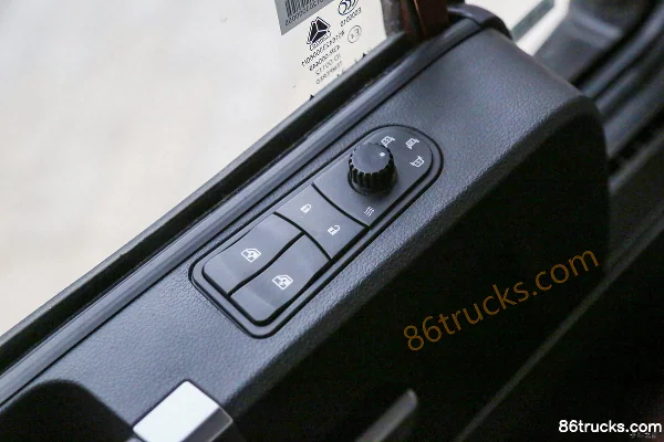 Sinotruk V7-X Version Pleine présence 25T 6X4(10 roues) Tracteur routier 100% électrique à batterie interchangeable 601 kWh Cabine (2) | 86T