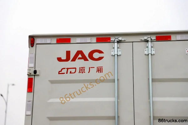 JAC New V7 2.5L Diesel 162 hp 4X2(6 wheels) Xingrui 6-Speed 3.82m Semi-Row Van Light Truck Body (3) | 86Trucks