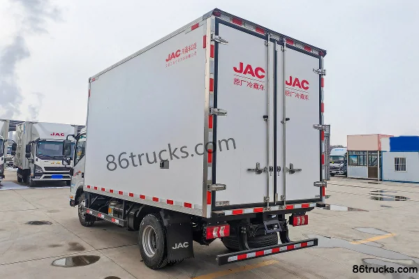 JAC Aoyun 160hp 4X2(6 wheels) 4.015m Refrigerated Truck Exterior (3) | 86Trucks