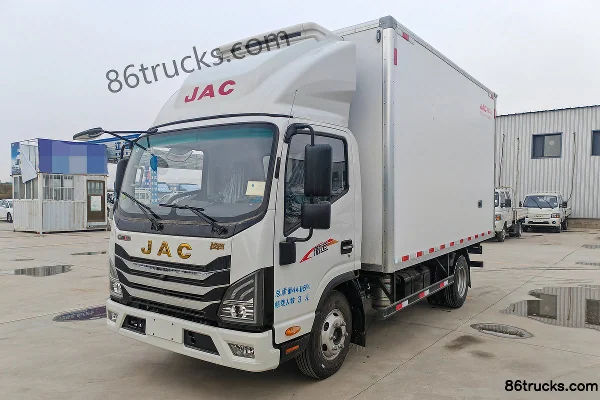 JAC Aoyun 160hp 4X2(6 wheels) 4.015m Refrigerated Truck Exterior (2) | 86Trucks