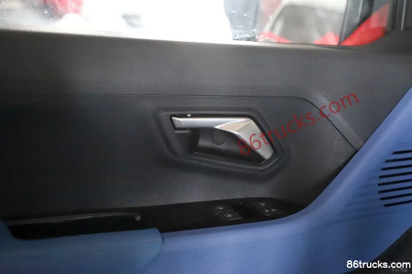 Foton Xiangling Q Split Basic 1.3L 91hp 4X2(6 wheels) Gasoline 2.8m Single Row Flatbed Truck (Single Rear Tire) Cab (3) | 86Trucks