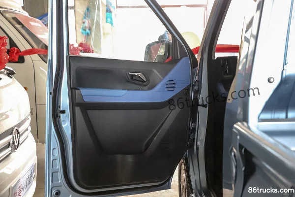 Foton Xiangling Q Split Basic 1.3L 91hp 4X2(6 wheels) Gasoline 2.8m Single Row Flatbed Truck (Single Rear Tire) Cab (2) | 86Trucks