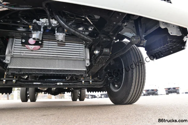 JAC H5 2.5L diesel 155 hp 4X2(6 wheels) WLY 8-speed 3.82m double-row van light truck Chassis (3) | 86Trucks