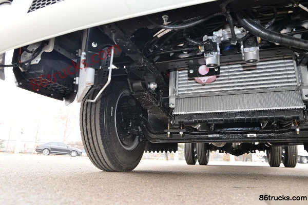 JAC H5 2.5L diesel 155 hp 4X2(6 wheels) WLY 8-speed 3.82m double-row van light truck Chassis (2) | 86Trucks