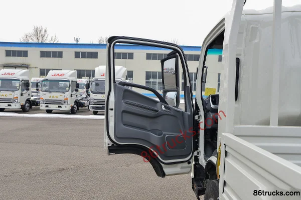 JAC Shuailing Q6 Champion Edition 170hp 4X2(6 wheels) 4.18m Single Row Flatbed Light Truck Cab (1) | 86Trucks