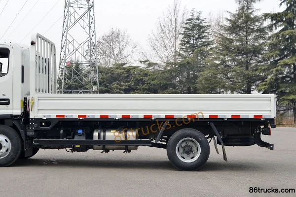 JAC Shuailing Q6 Champion Edition 170hp 4X2(6 wheels) 4.18m Single Row Flatbed Light Truck Body (1) | 86Trucks