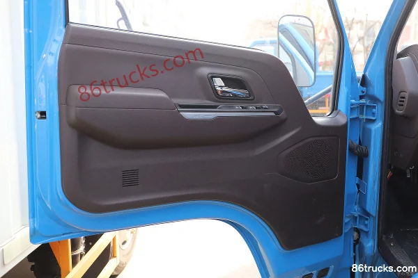 JMC Shunwei Small Truck 122 hp 4X2(6 wheels) 3.7m Single Row Stake Small Truck (Blue) Cab (2) | 86Trucks