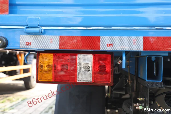 JMC Shunwei Small Truck 122 hp 4X2(6 wheels) 3.7m Single Row Stake Small Truck (Blue) Body (3) | 86Trucks