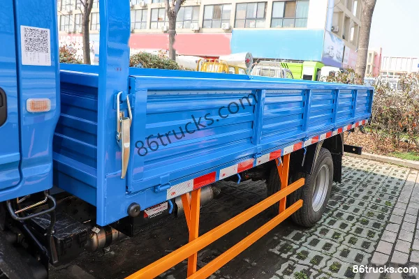 JMC Shunwei Small Truck 122 hp 4X2(6 wheels) 3.7m Single Row Stake Small Truck (Blue) Body (1) | 86Trucks