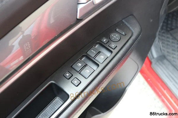 Qingling Isuzu Daka TAGA 2024 Luxury Edition 3.0T Diesel 150 hp 4WD Automatic Double Row Van Pickup Truck Chassis (1) | 86Trucks