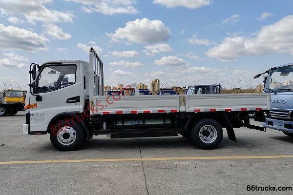 JAC Shuailing E Medium Body 3.0L 129 hp 4X2(6 wheels) CNG 4.18m single-row flatbed light truck Exterior (3) | 86Trucks