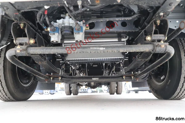 Jiangxi Isuzu Wing Release EC7 Standard Edition 116hp 4X2(6 wheels) 4.2m single-row van light truck (hydraulic brake) Chassis (1) | 86Trucks