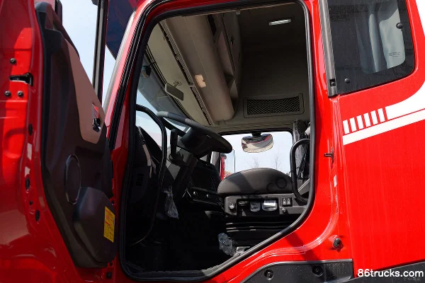 Dongfeng Commercial Vehicle Tianjin KR PLUS Comfort Edition 300 hp 4X2(6 wheels) 6.8m Stake Cargo Truck (High Roof Triple Sleeper) Cab (2)