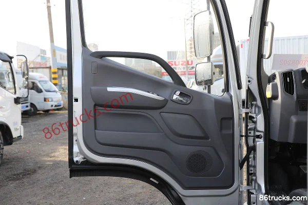 Foton Aoling New Jieyun Youth Flying Edition 151hp 4X2(6 wheels) 4.17m single-row stake light truck Cab (2) | 86Trucks
