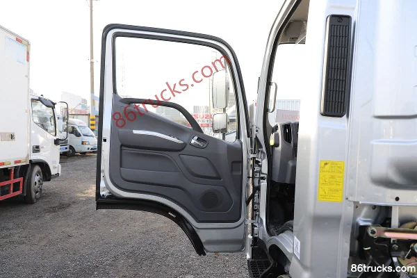 Foton Aoling New Jieyun Youth Flying Edition 151hp 4X2(6 wheels) 4.17m single-row stake light truck Cab (1) | 86Trucks