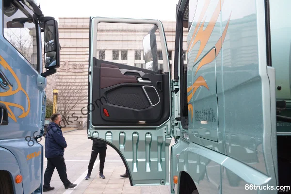 FAW Jiefang Qingdao Yingtu Business Class 580hp 6X4(10 wheels) LNG Automatic Tractor Truck (Hydraulic Retarder) Cab (2) | 86Trucks